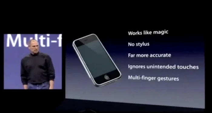 Steve Jobs prezintă primul iPhone în 2007.