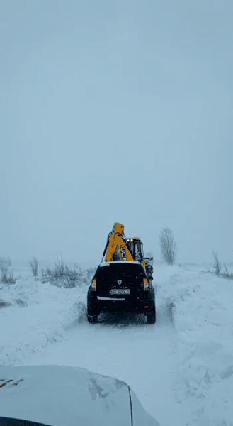 Mașini blocate în nămeți, pe un drum din Buzău. Autoritățile locale cer închiderea șoselei VIDEO