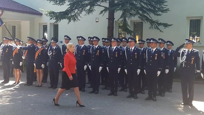 Carmen Dan, fost ministru de Interne, într-una dintre vizitele la Şcoala de Agenţi de Poliţie de la Câmpina