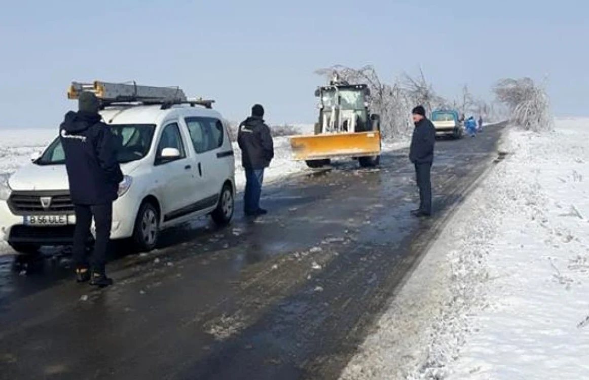 Mai multe echipe de la Electrica încearcă să remedieze stricăciunile provocate de ploaia îngheţată