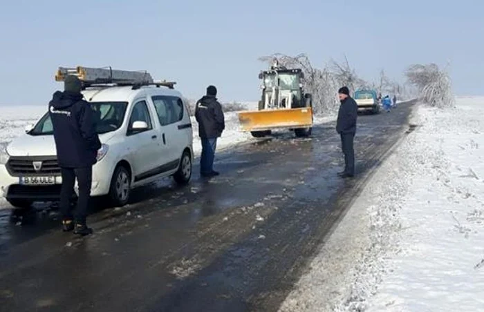 Mai multe echipe de la Electrica încearcă să remedieze stricăciunile provocate de ploaia îngheţată