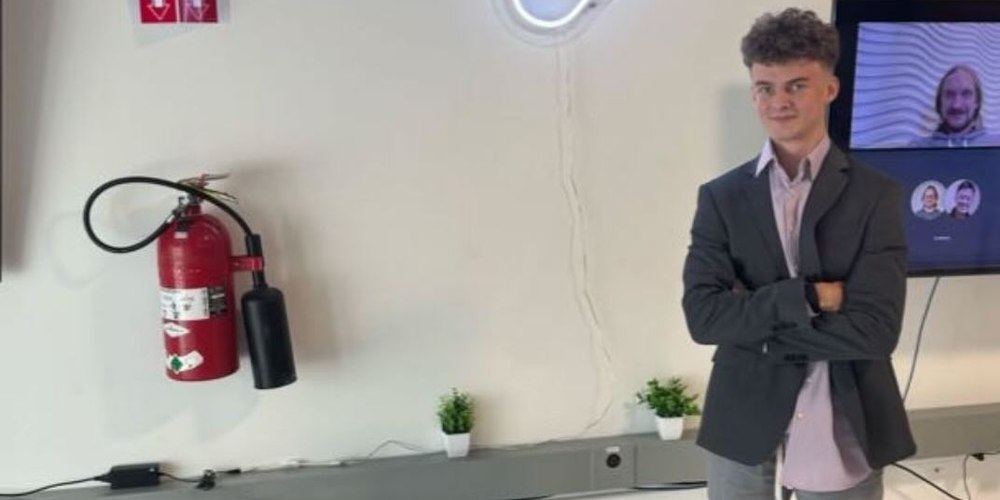 Cum a ajuns un fost hacker să influențeze politicile guvernamentale ale lui Trump