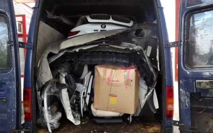 Autoturismul de lux ar fi fost furat din Italia, iar cei doi români aveau deja un potenţial cumpărător. FOTOGRAFII via „Daily Mail”
