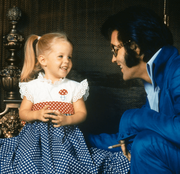 Cadoul pe care Lisa Marie l-a așezat în sicriul lui Elvis Presley: „Pot să-i dau asta lui tati?”