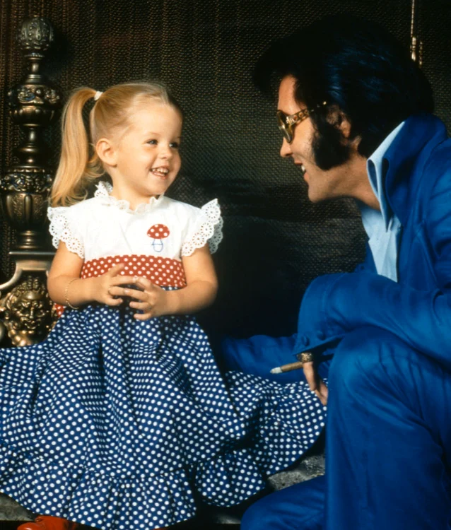 Lisa Mrie Presley, în copilărie, zâmbind, lângă tatăl său Elvis
