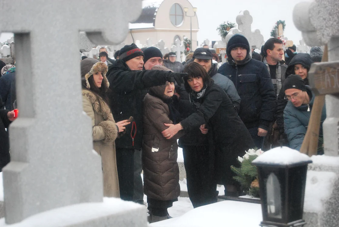 Părinții regretatului actor George Alexandru și soția rămasă văduvă, Manuela, nu se puteau dezlipi de mormânt