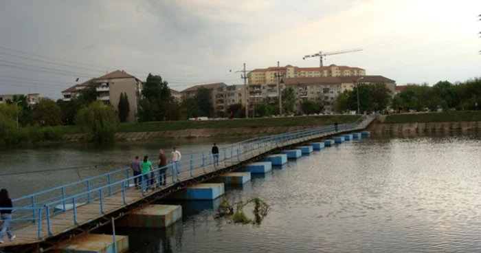 Podul de pontoane ar putea fi înlocuit cu unul rutier