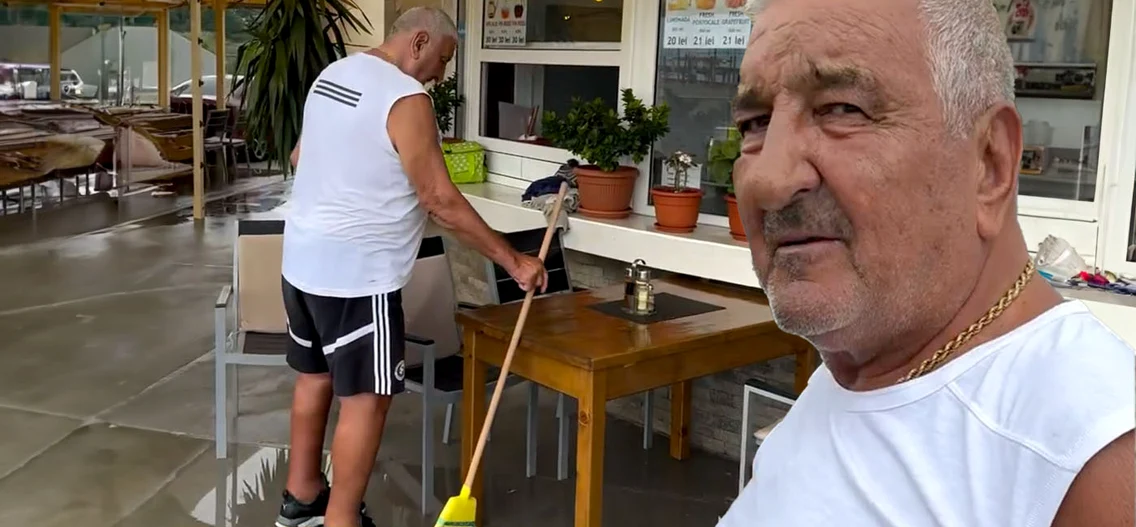 Rică Rǎducanu a măturat terasa inundată de vijelie