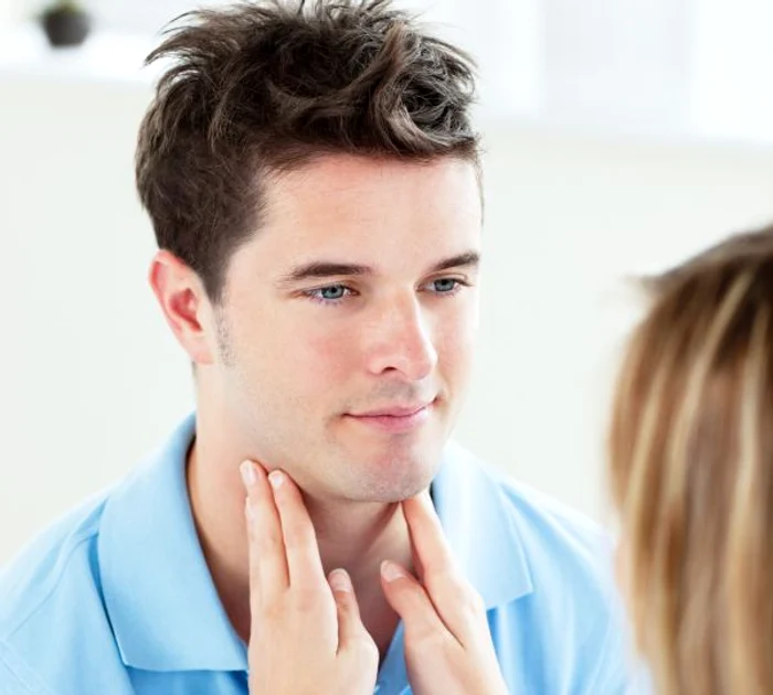 Creșterea rapidă a unui nodul și duritatea la palpare sunt semne care sugerează suspiciuni de cancerwww.clicksanatate.ro