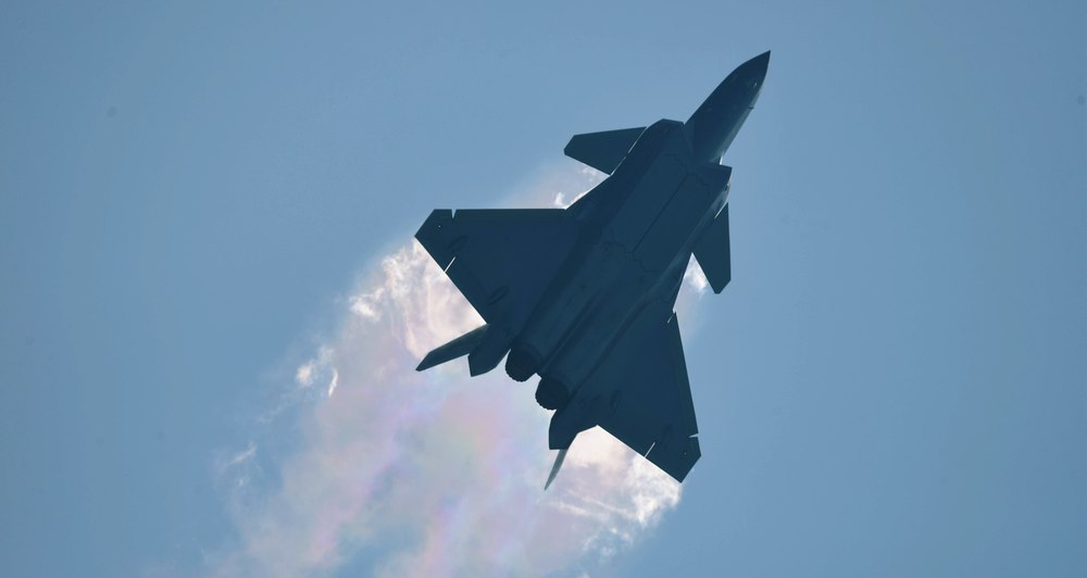 O aeronavă prăbușită, o ambasadă bombardată și 25 de ani de bănuieli. Cum ar fi construit China primul său avion de vânătoare invizibil