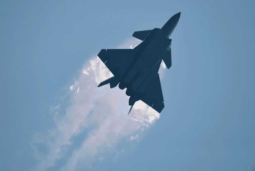 China a prezentat lumii misterioasele sale avioane invizibile de ultimă generație FOTO