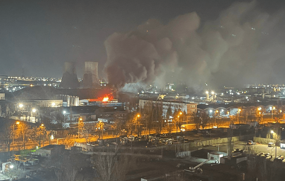 Incendiu uriaș în București: arde un depozit din strada Preciziei