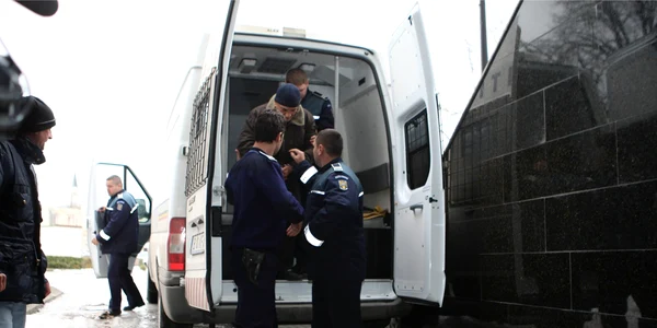 Tânărul a fost încarcerat în arest IPJ şi urmează să fie extrădat. Foto: Adevărul