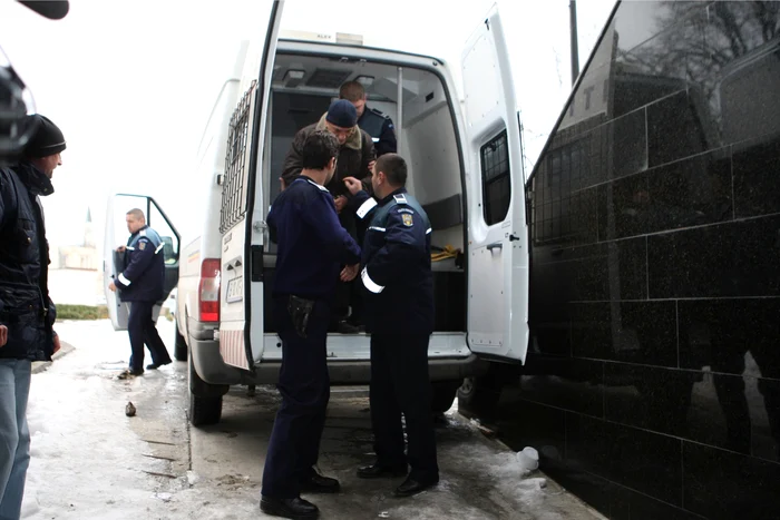 Tânărul a fost încarcerat în arest IPJ şi urmează să fie extrădat. Foto: Adevărul