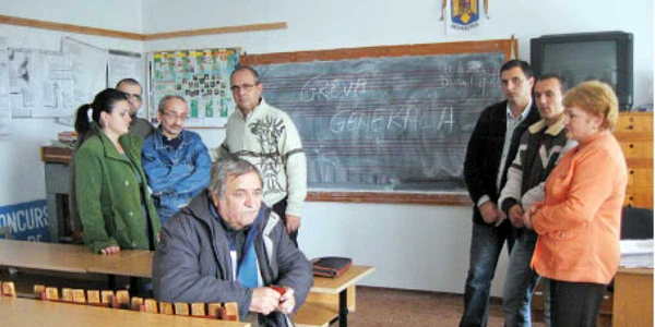 Profesorii de la Liceul „Dinu Lipatti“ din Pitești au intrat în grevă fiindcă nu și-au primit salariile