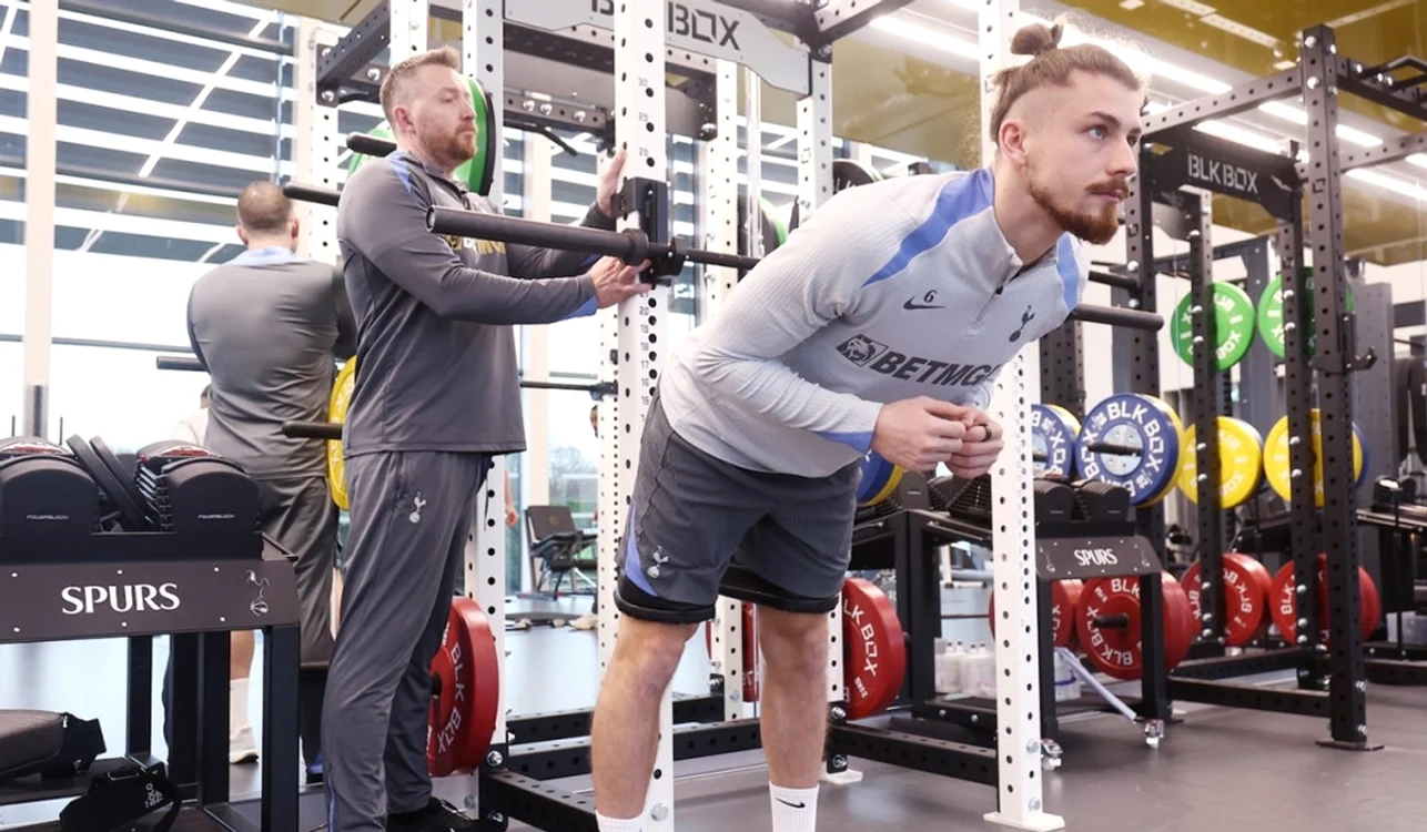 Radu Drăgușin a început recuperarea, după operația suferită (FOTO: tottenhamhotspur.com)