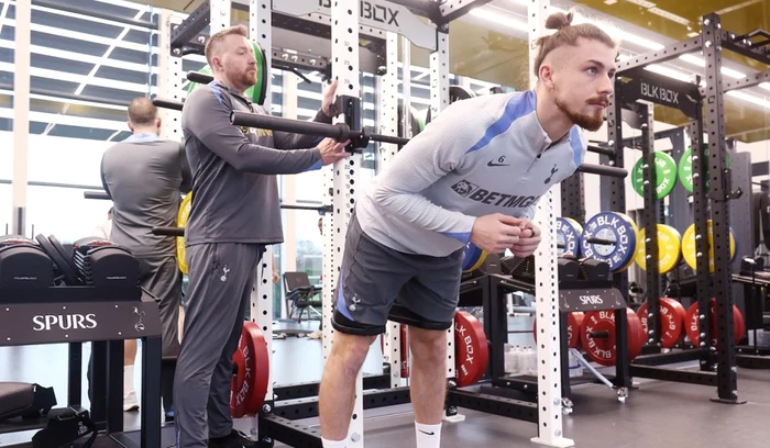 Radu Drăgușin a început recuperarea, după operația suferită (FOTO: tottenhamhotspur.com)