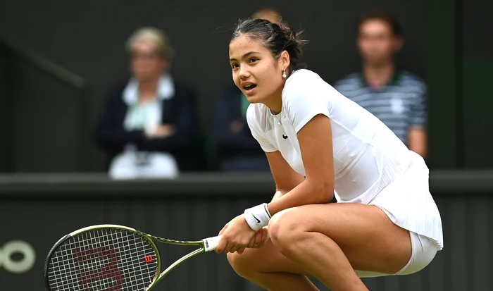 Emma Răducanu în timpul unui meci de la Wimbledon 2024