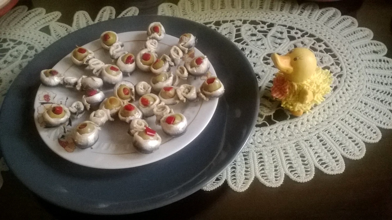 
    Mingiuţe din hamsii marinate şi măsline  