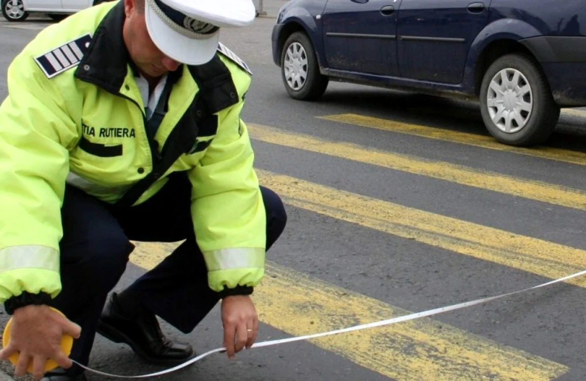 Poliţist de la rutieră face cercetarea la faţa locului după producerea accidentului FOTO Arhovă