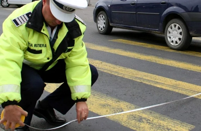 Poliţist de la rutieră face cercetarea la faţa locului după producerea accidentului FOTO Arhovă