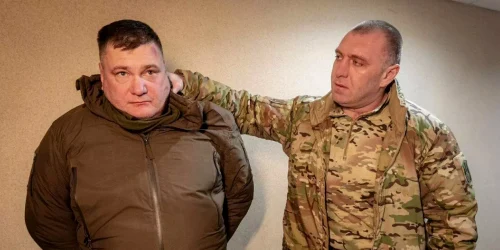 vasili maliuk seful sbu stanga prezinta tradatorul din serviciul sau de spionaj foto sbu webp