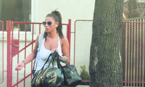 Roxana Vancea oferă,  câteodată, “spectacol”  şi la ieşirea de la  antrenamente, cu ţinuta  ei sexy, fără sutien jpeg