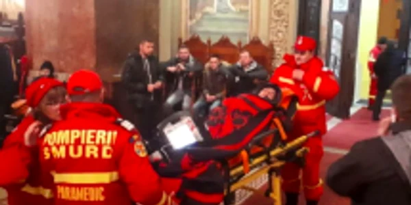 Copilul din Dăneasa Olt luat cu targa de ambulanţa SMURD pentru că i-a făcut rău la Alba Iulia la catedrală de Centenar Sursa arhivă