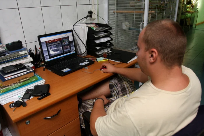 Tânărul se gândeşte de două ori acum înainte de a lega relaţii pe internet. 
