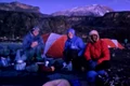 Fotografia aceasta realizată recent, în Africa îl arată pe Tupac în viaţă, în partea dreaptă, lângă foc jpeg