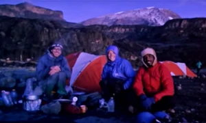 Fotografia aceasta realizată recent, în Africa îl arată pe Tupac în viaţă, în partea dreaptă, lângă foc jpeg