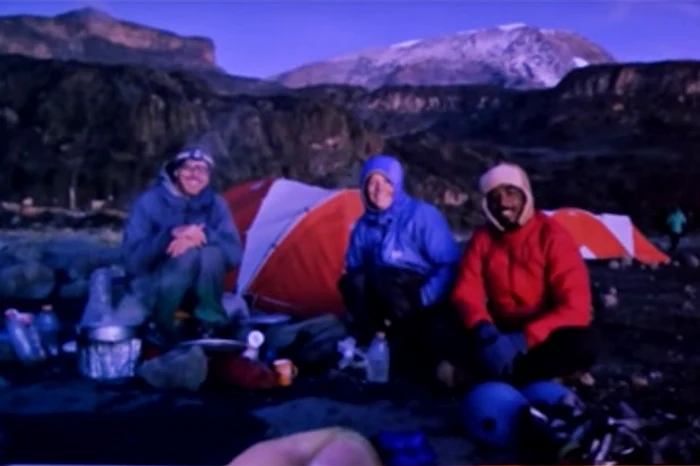 Fotografia aceasta realizată recent, în Africa îl arată pe Tupac în viaţă, în partea dreaptă, lângă foc