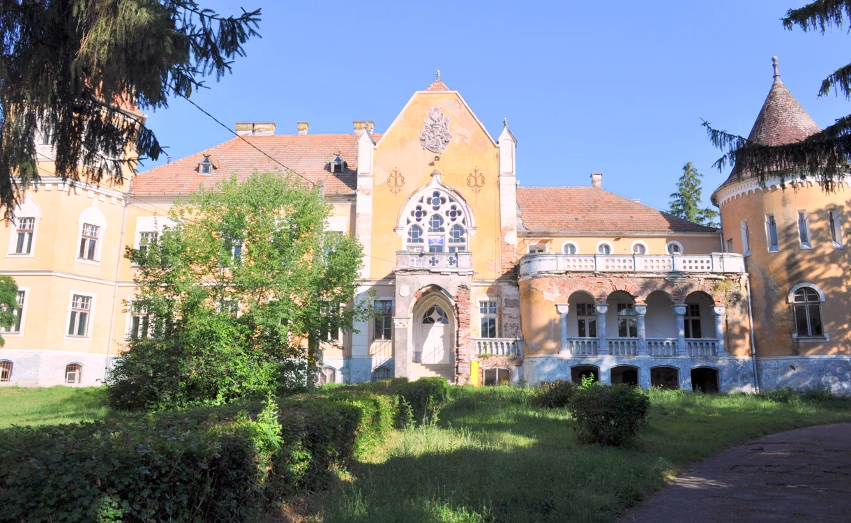 Castelul-Calendar are 365 de ferestre, câte zile are un an, 52 de camere, câte săptămâni sunt într-un an, 4 turnuri, la fel ca anotimpurile, 12 holuri, câte luni are un an.FOTO: historia.ro