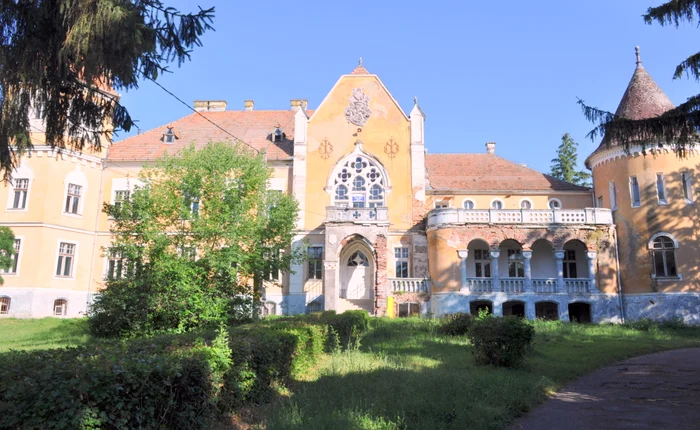 Castelul-Calendar are 365 de ferestre, câte zile are un an, 52 de camere, câte săptămâni sunt într-un an, 4 turnuri, la fel ca anotimpurile, 12 holuri, câte luni are un an.FOTO: historia.ro