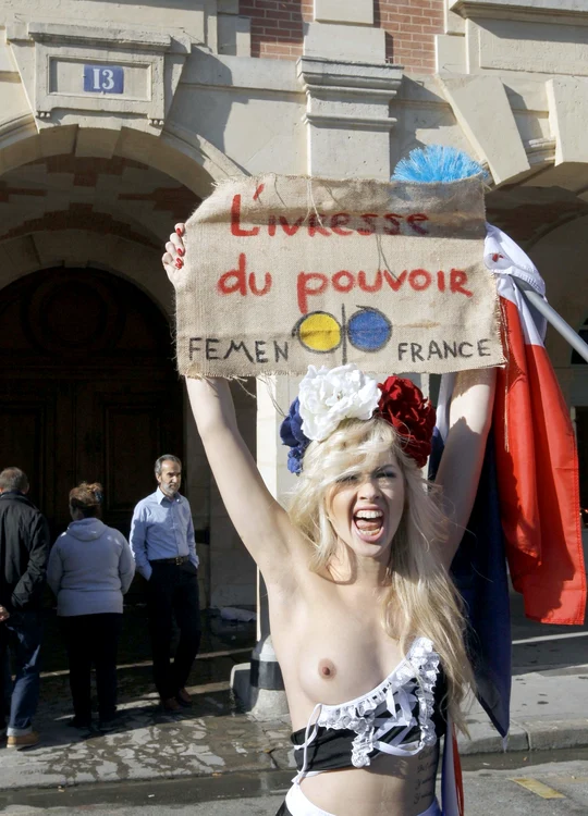  Protest în sânii goi în faţa casei lui DSK