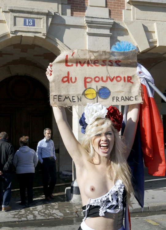 Protest în sânii goi în faţa casei lui DSK
