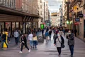 oameni pe strada spania shutterstock 1827641330 jpg