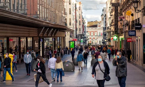 oameni pe strada spania shutterstock 1827641330 jpg