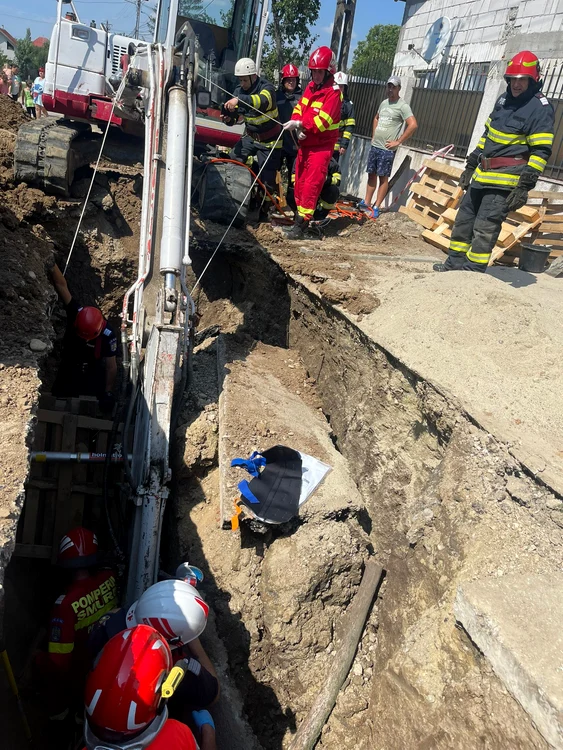 Muncitor surprins de un mal de pământ, salvat de pompieri. FOTO ISU Dâmbovița