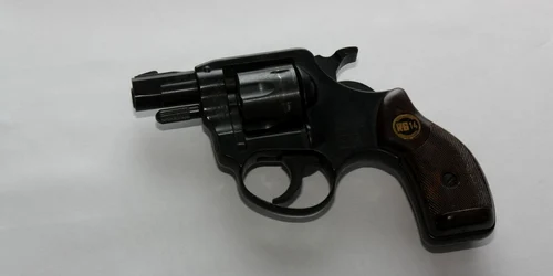 Pistolul gasit la resedinta din Horezu a romanului care a lucrat ca agent de paza in SUA