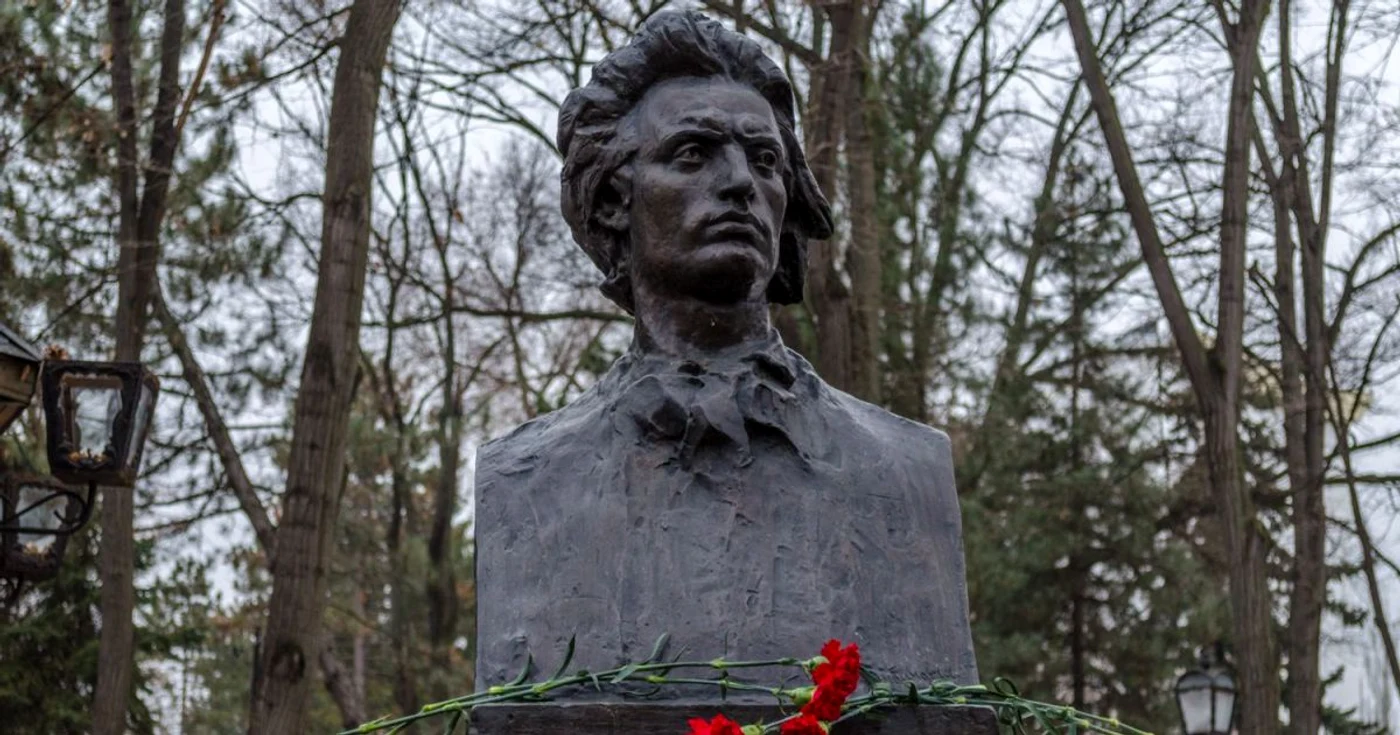 La bustul lui Eminescu s-au recules, astăzi, sute de oameni. FOTO Alexandru Tarlev