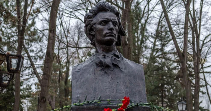 La bustul lui Eminescu s-au recules, astăzi, sute de oameni. FOTO Alexandru Tarlev