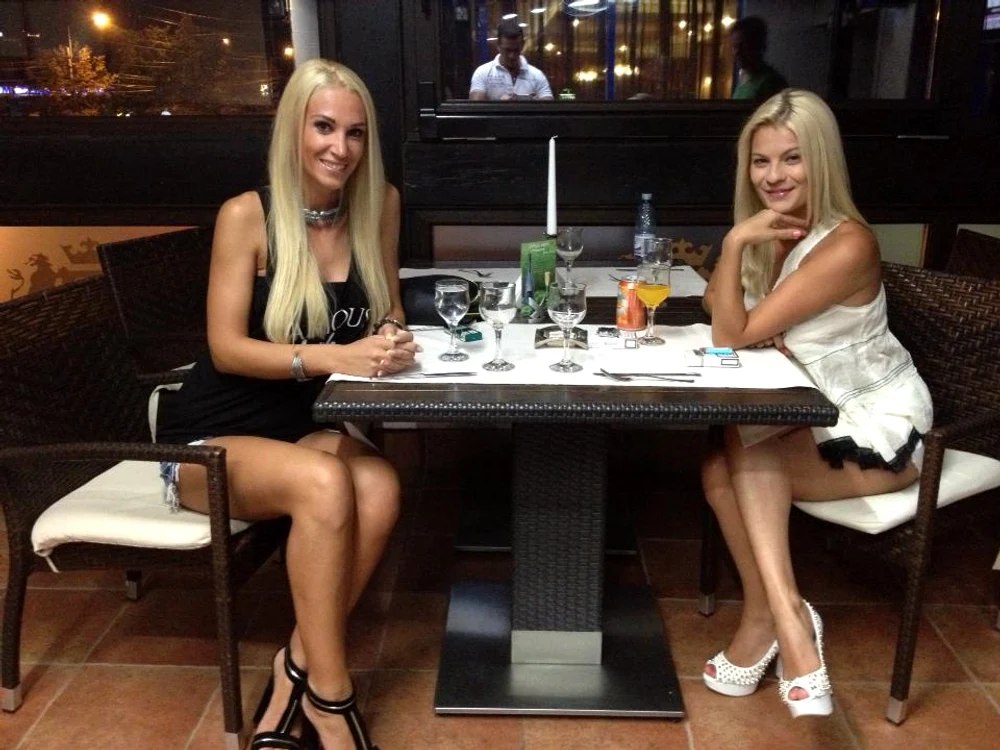 Cele mai tari actriţe porno din România au ieşit la Bulevard