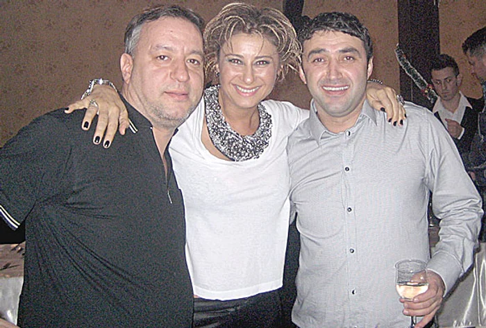 Cu Mădălin  Voicu jr. (în stânga)  şi fotbalistul  Ionuţ Luţu