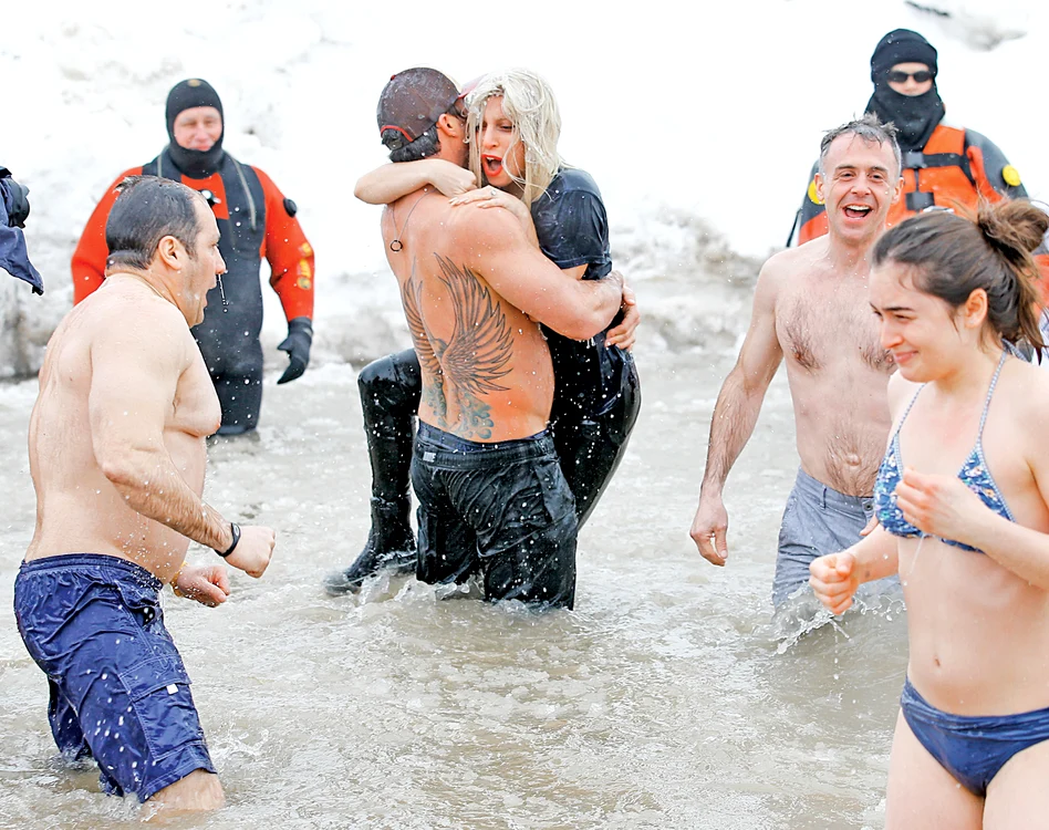 
    Diva a înotat  împreună cu  logodnicul ei,  Taylor Kinney  
