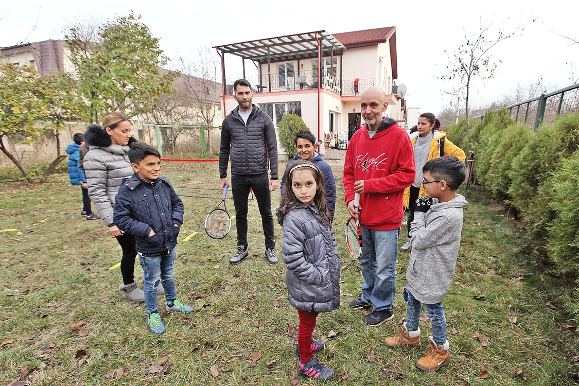 Horia Tecău şi Valeriu Nicolae, în mijlocul puştilor, la “Casa Bună”