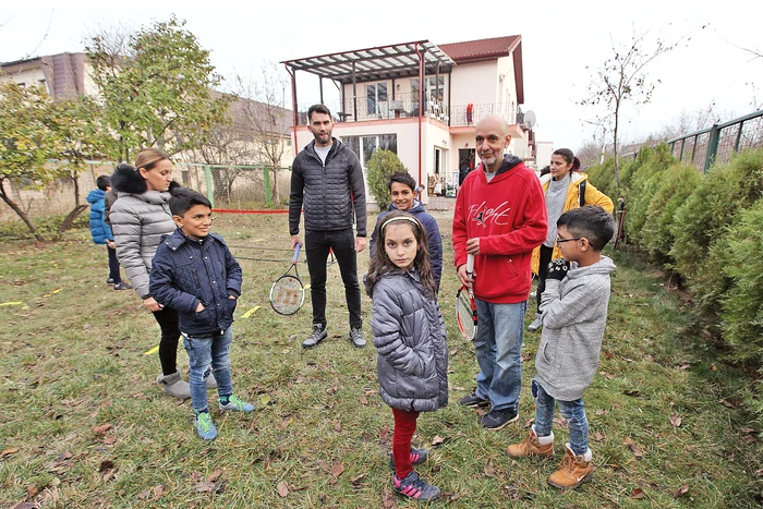 Horia Tecău şi Valeriu Nicolae, în mijlocul puştilor, la “Casa Bună”