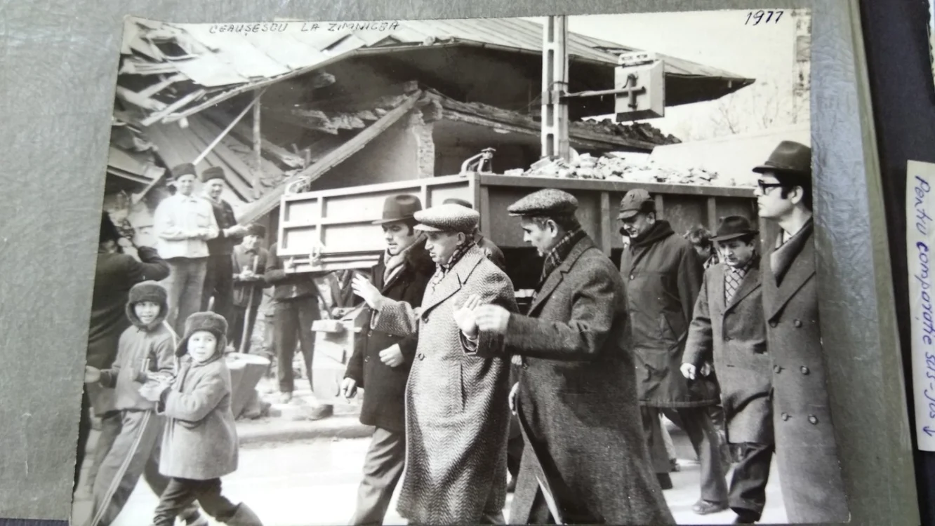 Ceaușescu, în Zimnicea, după cutremurul din 1977. FOTO arhivă Emil Petrescu