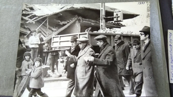 Ceaușescu, în Zimnicea, după cutremurul din 1977. FOTO arhivă Emil Petrescu