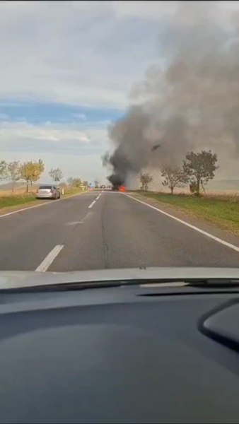 Imagini de groază pe un drum din Vaslui. Un camion plin cu lemne a luat foc și a ars ca o torță